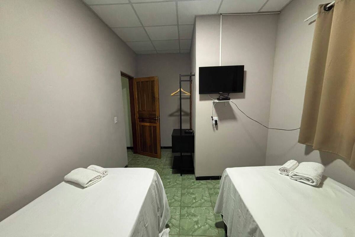 Twin Room | Desk, WiFi (free), bed sheets