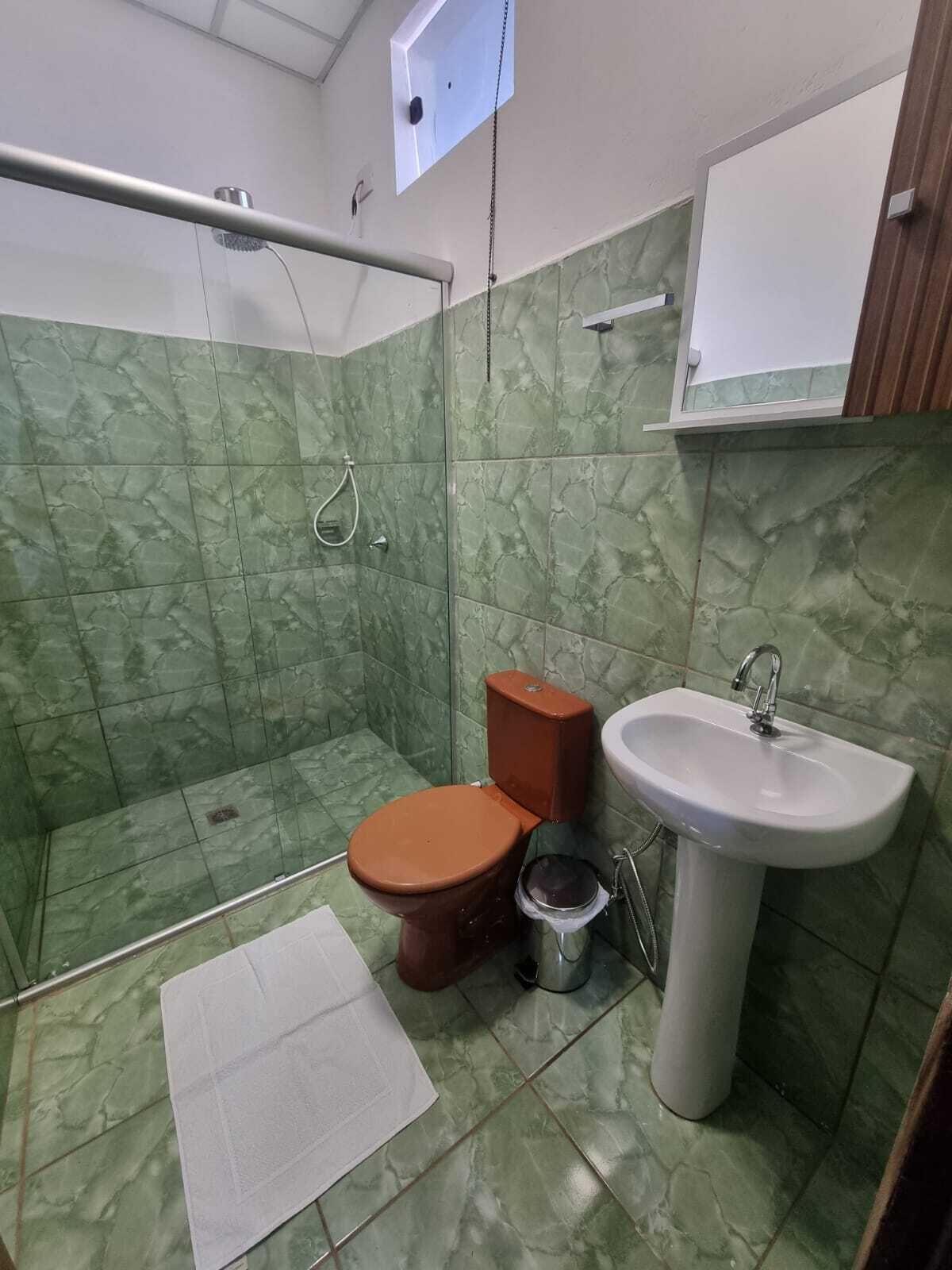 Produtos de toalete grátis, toalhas de banho, sabonete, papel higiênico