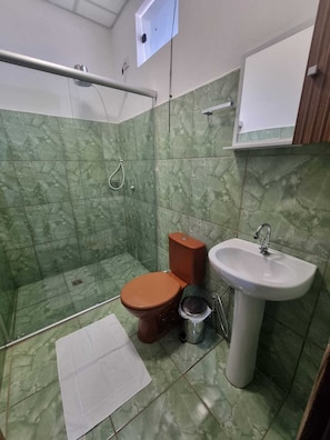 Amenidades de baño gratuitas, toallas, jabón, papel de baño