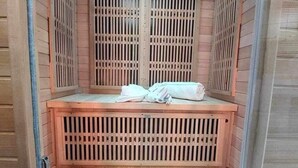 Un sauna avec des bancs en bois et un plancher à lattes.