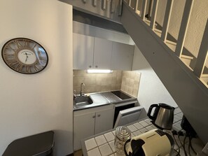 Fridge, microwave, dishwasher, coffee/tea maker - 2 bedrooms with mezzanine on south-facing doors (Le Lioran)