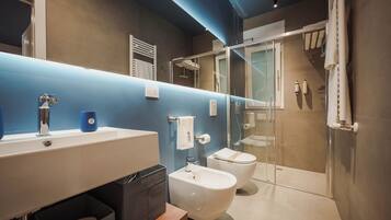 Doccia, asciugacapelli, bidet, asciugamani
