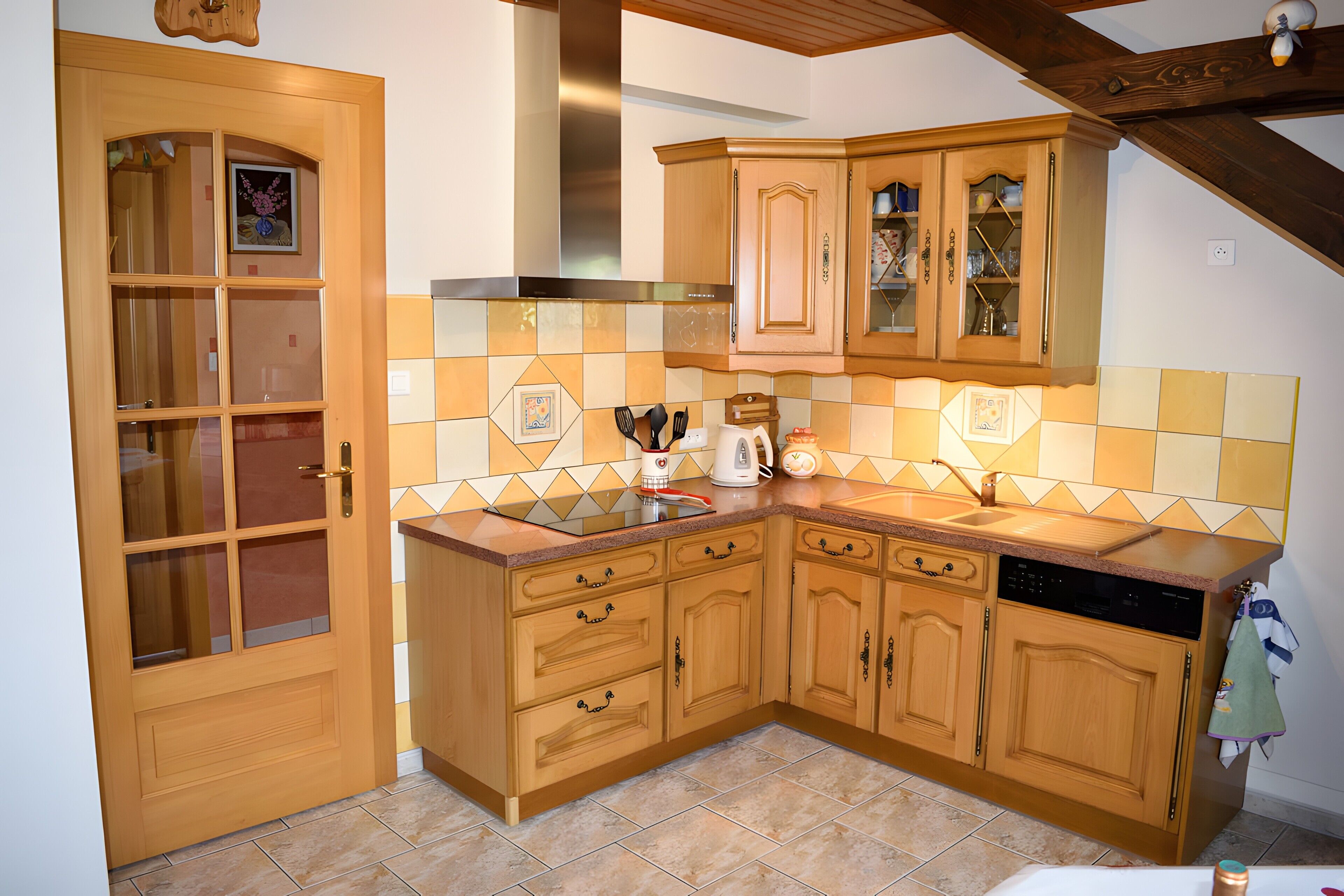 Wasserkocher mit Kaffee-/Teezubehör, Kühlschrank, Mikrowelle, Ofen
