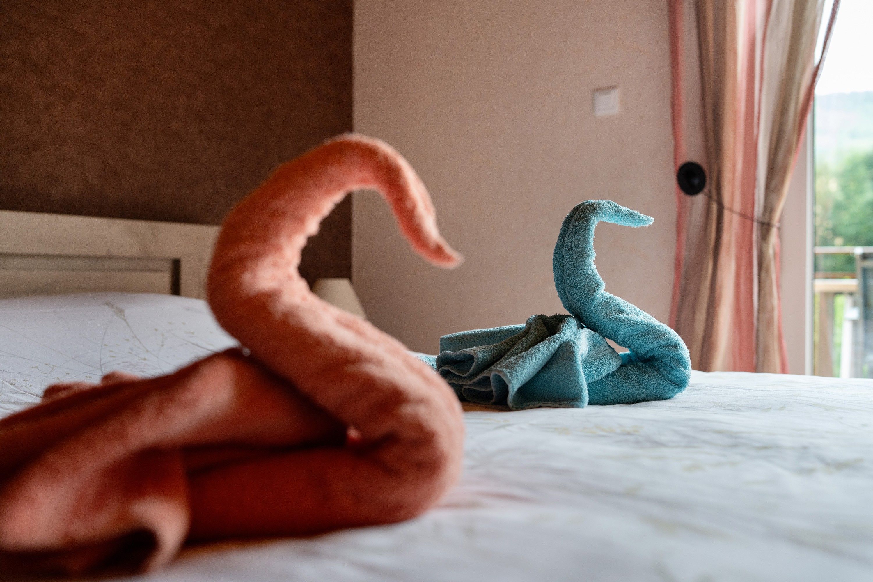 Una cama con una decoración de toallas con forma de cisne.