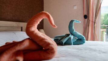 Una cama con una decoración de toallas con forma de cisne.