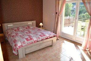 3 bedrooms, iron/ironing board, WiFi, bed sheets - Apartment 'Gîte Les Collines' with Mountain View, Private Terrace and Wi-Fi (Maisonsgoutte)