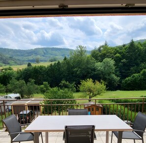 Outdoor dining - Apartment 'Gîte Les Collines' with Mountain View, Private Terrace and Wi-Fi (Maisonsgoutte)