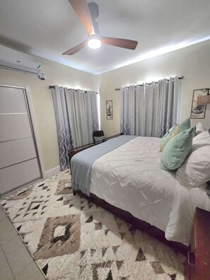 1 slaapkamer, een strijkplank/strijkijzer, wifi, beddengoed