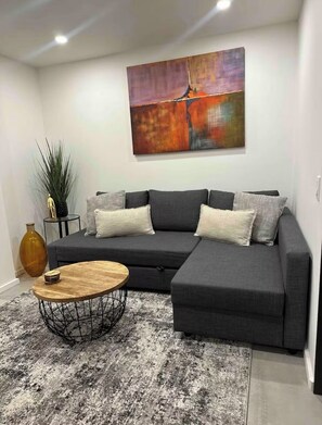 Living area - Peaceful 1-bedroom house with AC in charming Whittier (Whittier)