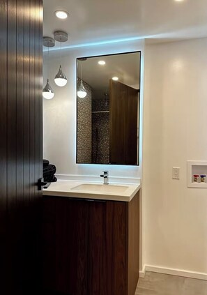 Shower, hair dryer, towels, soap - Peaceful 1-bedroom house with AC in charming Whittier (Whittier)