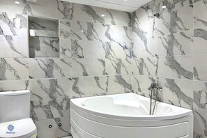 Bidet, serviettes fournies, savon, papier toilette