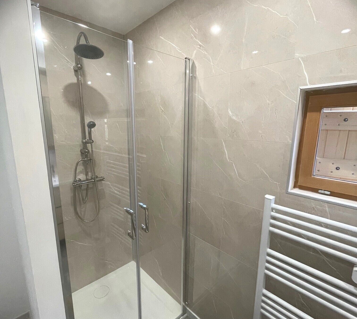 Douche, serviettes fournies, savon, papier toilette