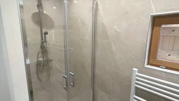 Douche, serviettes fournies, savon, papier toilette