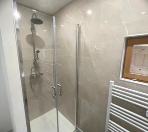 Douche, serviettes fournies, savon, papier de toilette