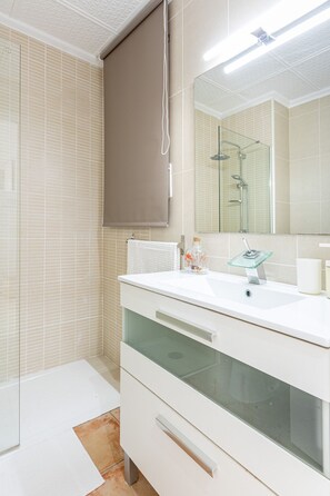 Shower, hair dryer, towels, soap - Milenial Immo : Apartment with swimming pool, 300m from Roses beach (Roses)