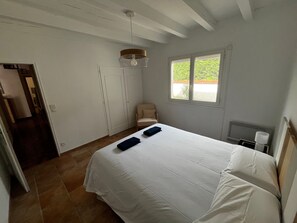 Tabla de planchar con plancha, wifi y ropa de cama 