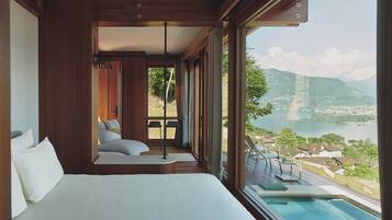 Luksusbungalow, järvinäköala | Tallelokero huoneessa, pimennysverhot, äänieristys, silitysrauta/-lauta