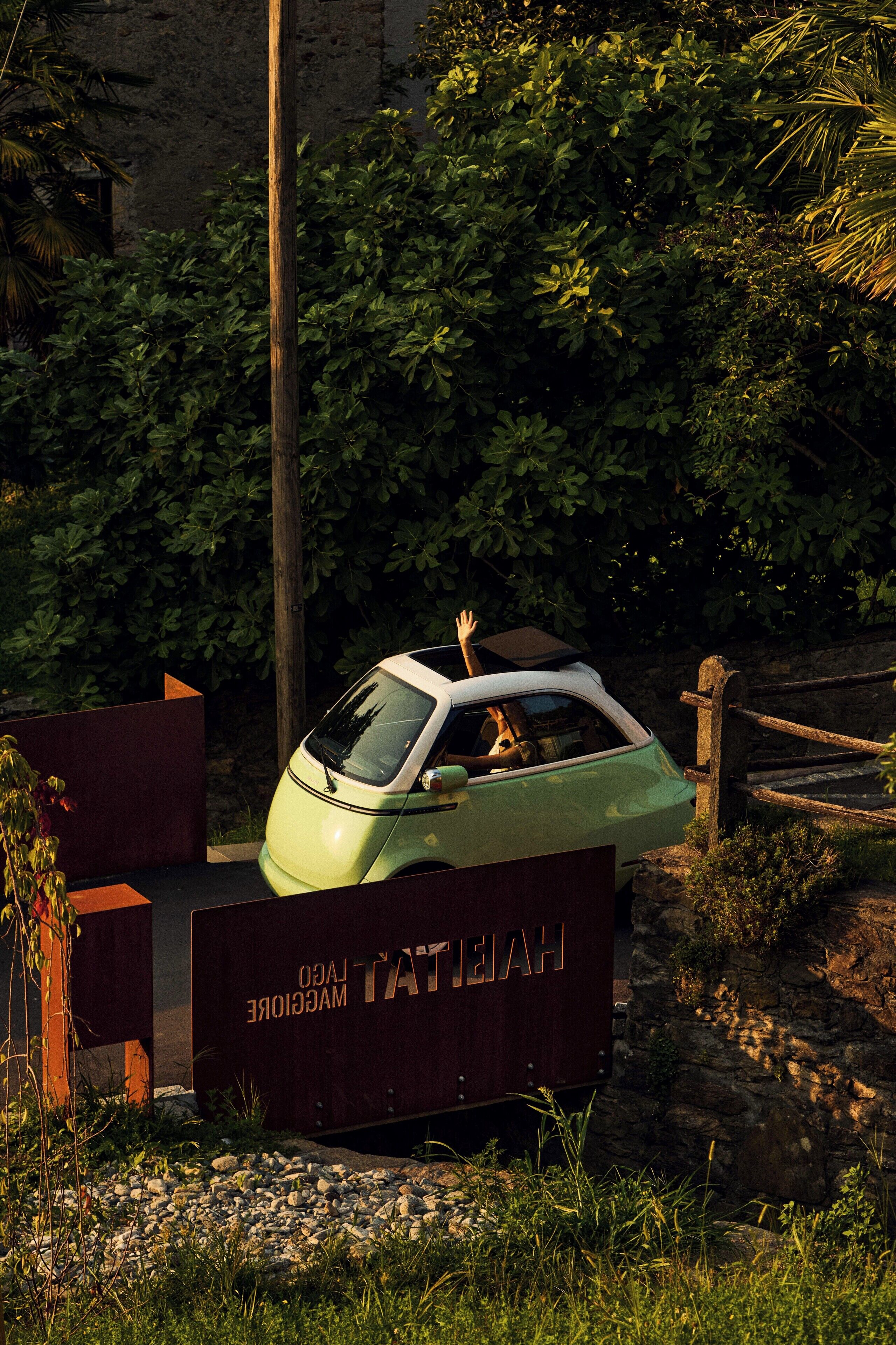 Ein Oldtimer auf einer Holzplattform, mit einem Schild mit der Aufschrift "HAYATTA LAGU".