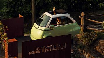 Ein Oldtimer auf einer Holzplattform, mit einem Schild mit der Aufschrift "HAYATTA LAGU".