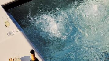 Bungalow de lujo, vista al lago | Tina de hidromasaje al aire libre