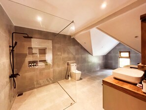 Comfort Double Room | Bilik Mandi | Pancuran mandi, pengering rambut, tuala disediakan, sabun 