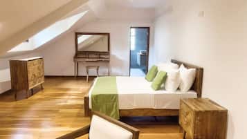 Deluxe Double Room | Meja, ruang kerja komputer riba, Wi-fi percuma