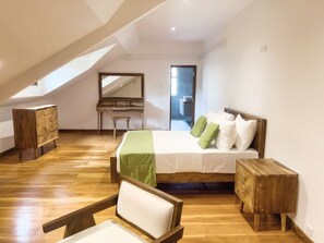 Deluxe Double Room | Meja, ruang kerja komputer riba, Wi-fi percuma 