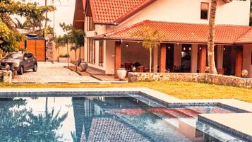 Kolam renang terbuka