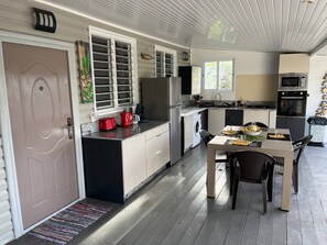 Een koelkast, een microgolfoven, een oven, een kookplaat
