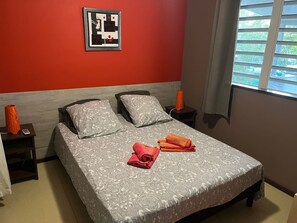 Bureau, fer et planche à repasser, lit parapluie, Wi-Fi