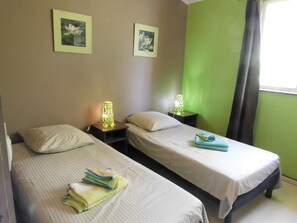 Schreibtisch, Bügeleisen/Bügelbrett, Reisekinderbett, WLAN