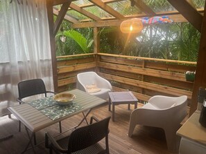 Outdoor dining - SOUS LES COCOTIERS STUDIO 1 CLIMATISE (Sainte-Rose)