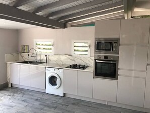 Kühlschrank, Mikrowelle, Ofen, Geschirrspüler