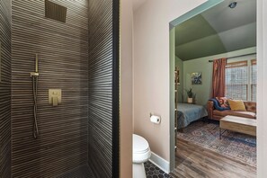 Haartrockner, Handtücher, Seife, Toilettenpapier