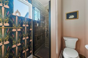 Secadora de cabello, toallas, jabón, papel de baño 