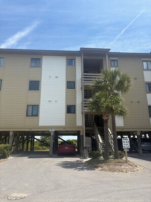 Exterior - Fantastic beachfront 2-bedroom condo with AC in pleasant Tybee Island (Tybee Island)