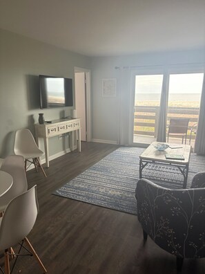 TV - Fantastic beachfront 2-bedroom condo with AC in pleasant Tybee Island (Tybee Island)