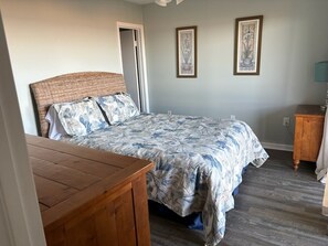 2 bedrooms, WiFi, bed sheets - Fantastic beachfront 2-bedroom condo with AC in pleasant Tybee Island (Tybee Island)