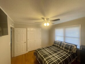 3 bedrooms, desk, iron/ironing board, free WiFi