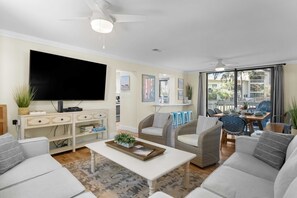 Smart TV - Seascape Spacious 3 bedroom w/2 Pool walk to Beach, Celebration Park & Coligny! (Hilton Head Island)