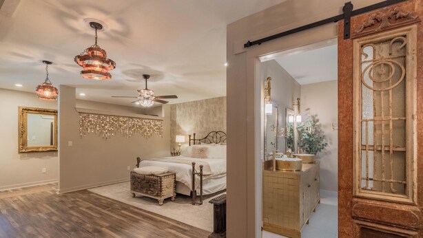 1 bedroom, free WiFi, bed sheets - The Bank Vault Casita Stay at Downright Comfort (Comfort)