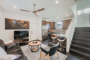 TV, offices - Chic East Austin Stay Close to Music, Food & Fun (Austin)