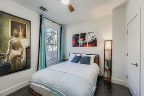 Travel cot, WiFi, bed sheets - Chic East Austin Stay Close to Music, Food & Fun (Austin)