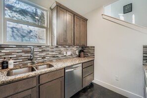Fridge, microwave, oven, stovetop - Chic East Austin Stay Close to Music, Food & Fun (Austin)