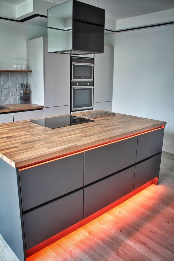 Microondas, horno, parrilla de estufa y lavavajillas 