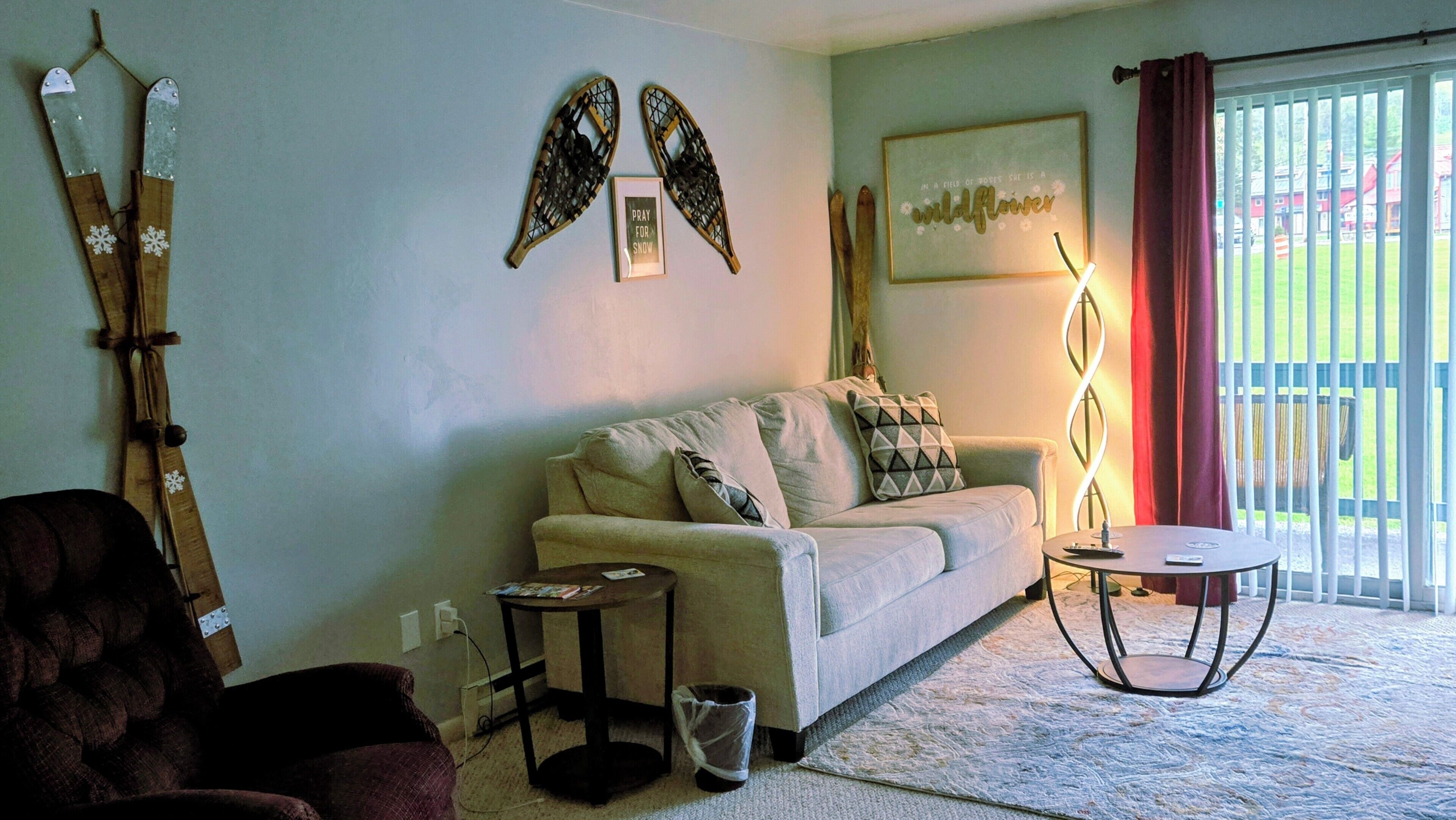 Smart TV, fireplace, DVD player, stereo