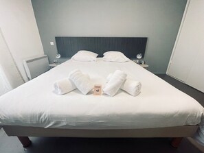 1 bedroom, bed sheets - Bright studio in Toulouse for a pleasant stay (Toulouse)