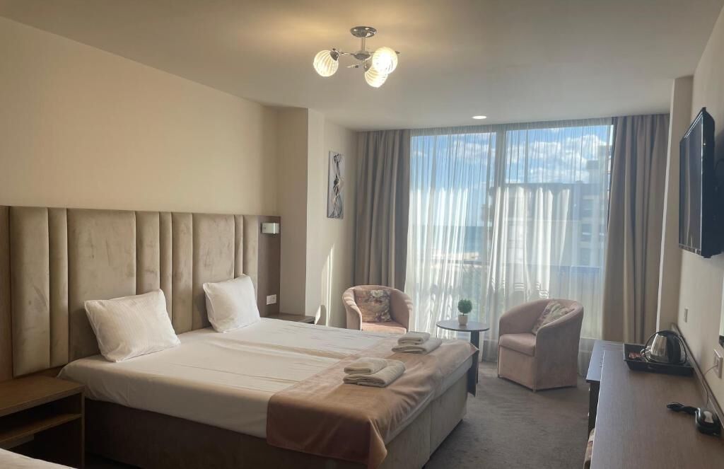 خزنة داخل الغرفة ومكتب وتجهيزات عازلة للصوت وواي فاي مجانًا