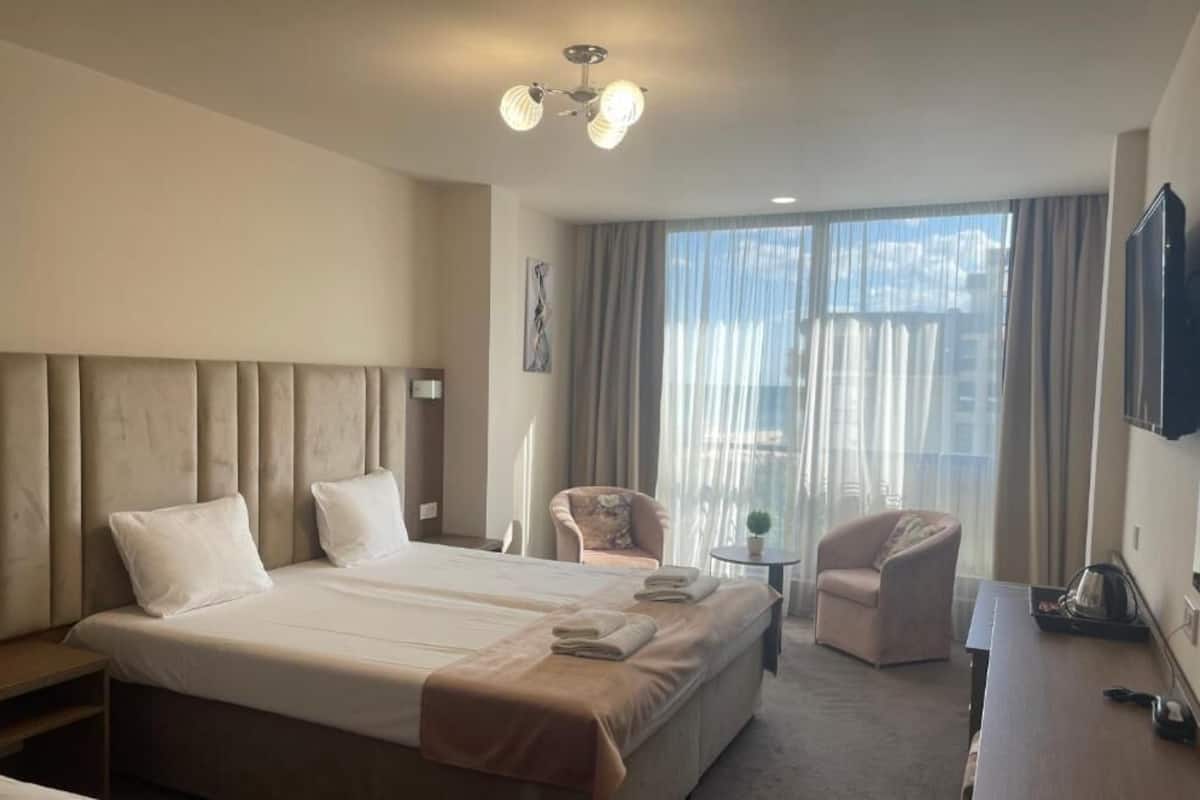 Basic Triple Room | In-room safe, desk, soundproofing, free WiFi