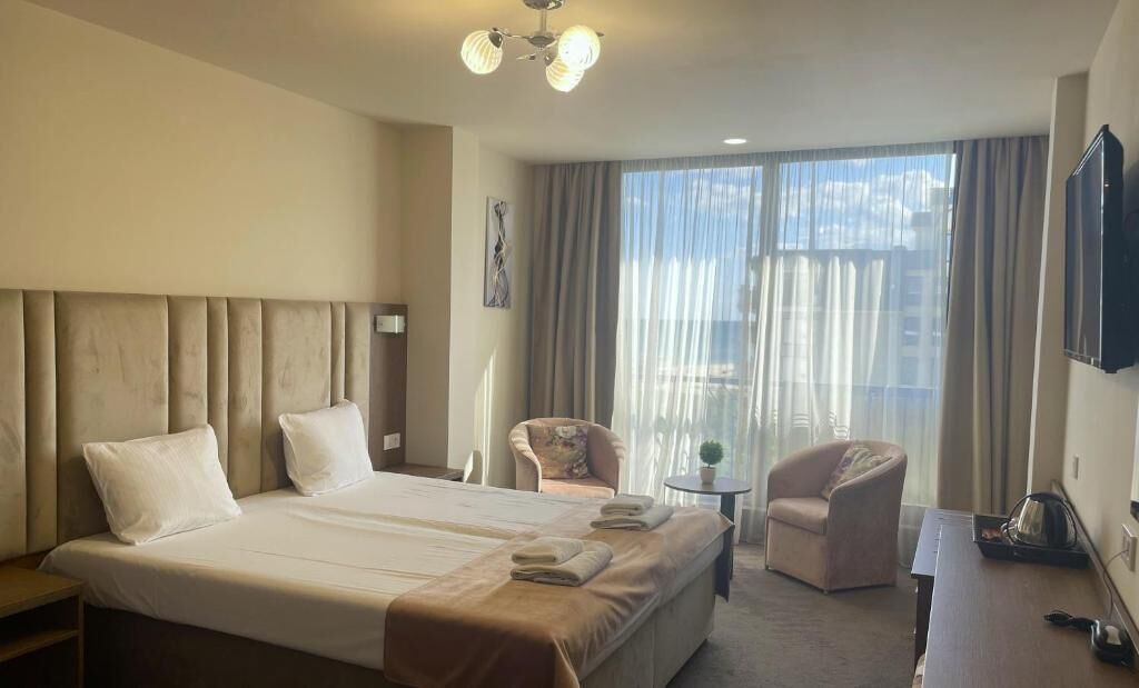 خزنة داخل الغرفة ومكتب وتجهيزات عازلة للصوت وواي فاي مجانًا